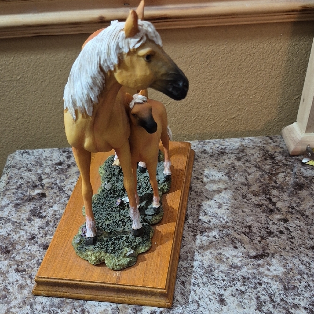 Source Unknown Tan and White Horse Sculpture - Picture 7 of 7